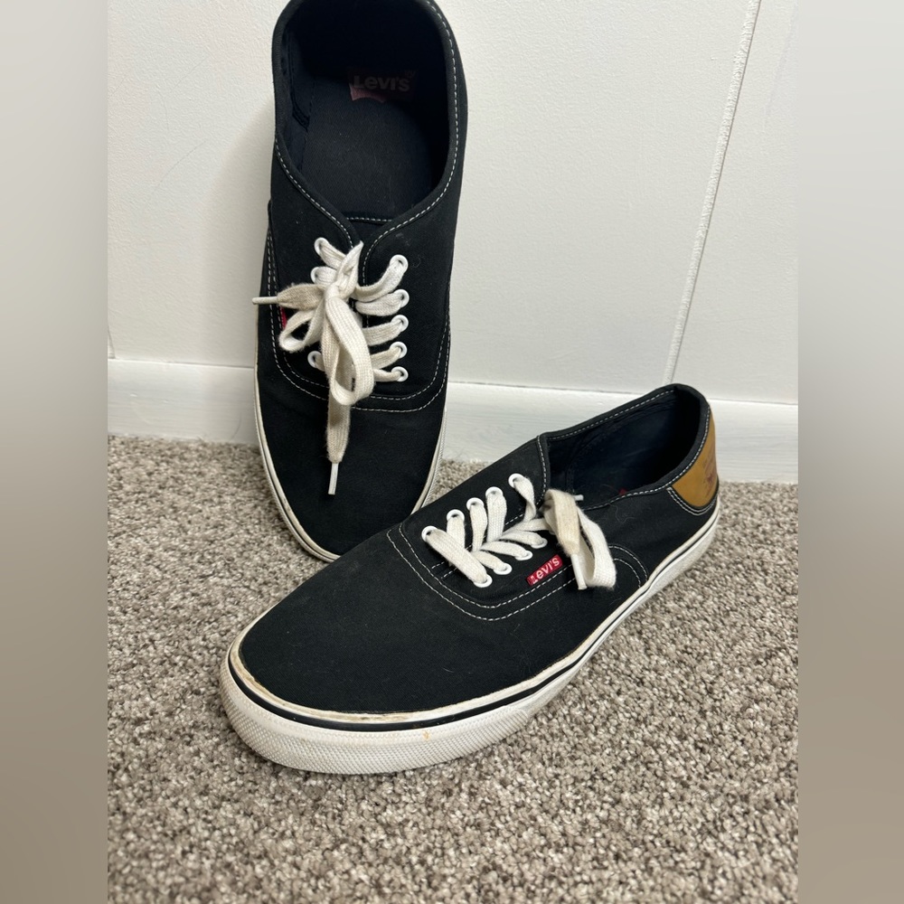 Gently used Men’s Levi’s low top sneaker